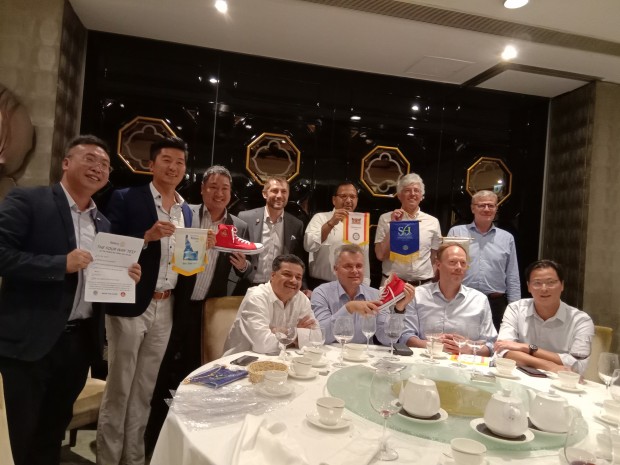Group photo of dinner in HKCC with guests Scott Swan from RC Boise Metro, U.S.A., and Frederik Mortelmans from RC Mechelen in Belgium