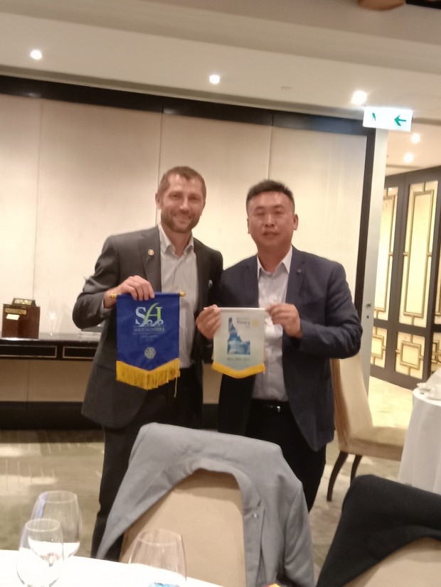 Francis exchanged flag with Scott from Boise U.S.A.